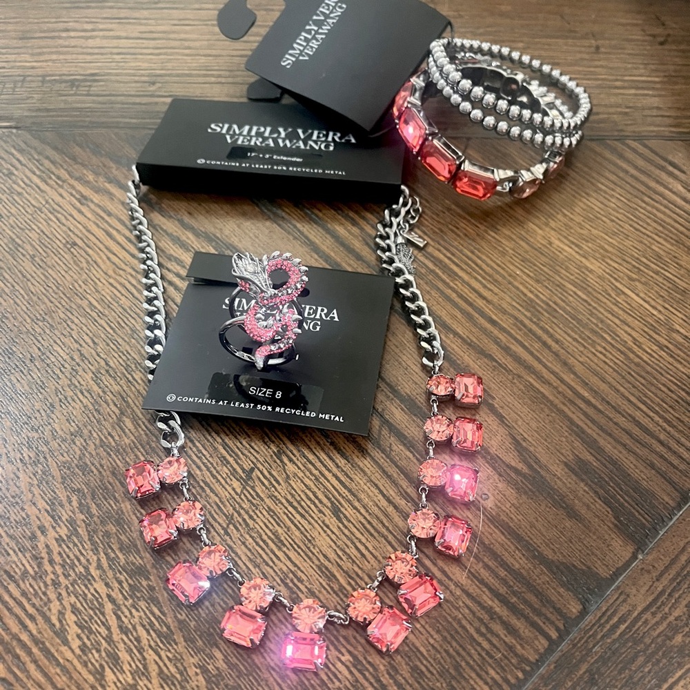 🩷NWT🩷 Simply Vera by Vera Wang necklace, bracelet and ring.